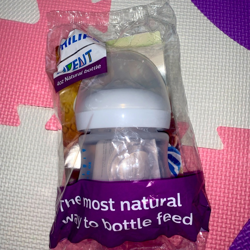Natural Baby Bottle, 4 oz Philips Avent BPA Free, size 1 NWT